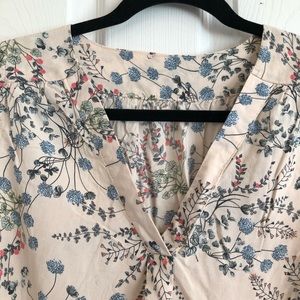 🌟2/$20🌟 Sleeveless Floral Shirt